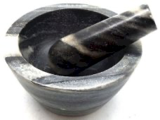 Diamètre 13cm. Hauteur 8cm.

Mortier pour épices & herbes ou encens en grains en Marbre.
